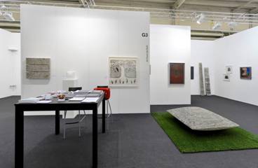 Dieter Kr�nzlein (Skulpturen), Peter Wechsler (Mischtechnik auf Karton), Maria Eitle-Vozar (Stelen aus hochgebranntem Ton) @ KUNST 11 Z�RICH am Stand der Galerie ART FORUM UTE BARTH, Z�rich